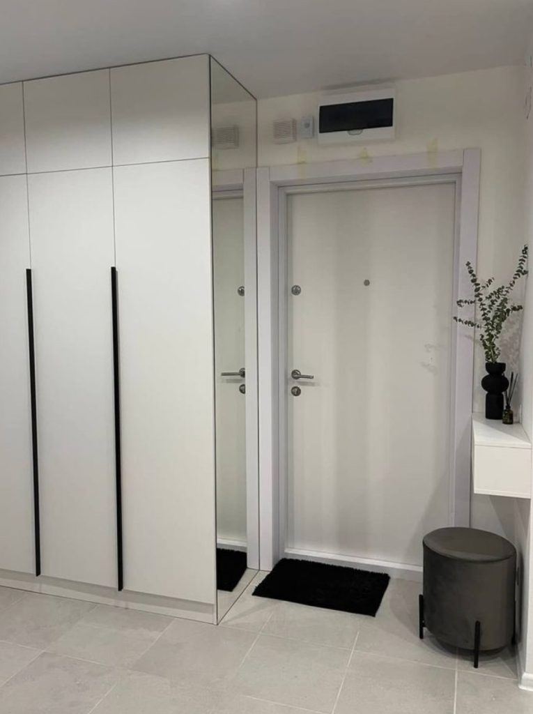 Why spanish houses   don't  have an entrance area/hallways with furniture? IQ Kitchens works