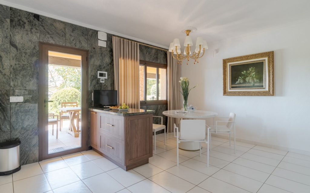 IQ Kitchens Completes Exquisite Project: A Classic White Kitchen IQ Kitchens works