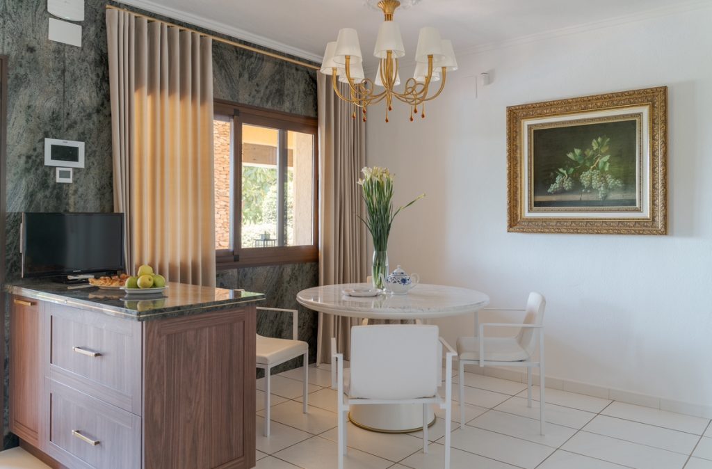 IQ Kitchens Completes Exquisite Project: A Classic White Kitchen IQ Kitchens works