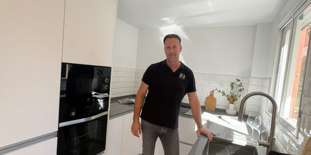 Modern Design in Orihuela Costa: IQ Kitchens Installs a Stylish White Kitchen Recently IQ Kitchens works