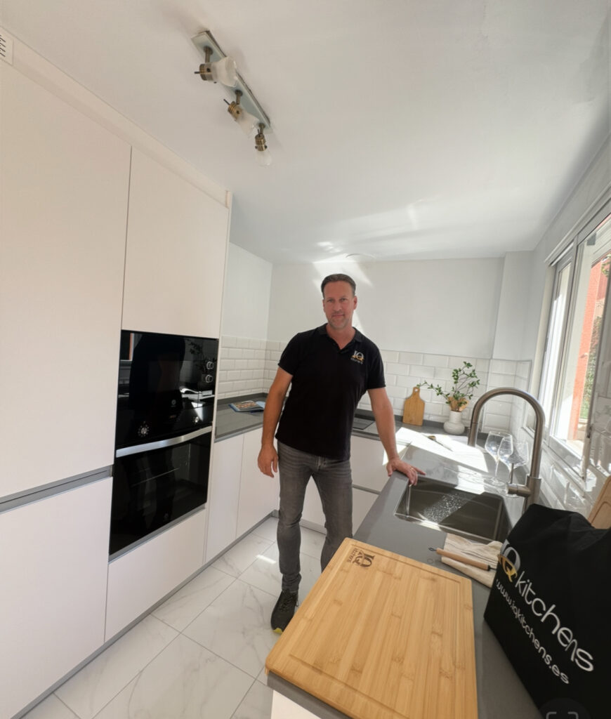 Modern Design in Orihuela Costa: IQ Kitchens Installs a Stylish White Kitchen Recently IQ Kitchens works