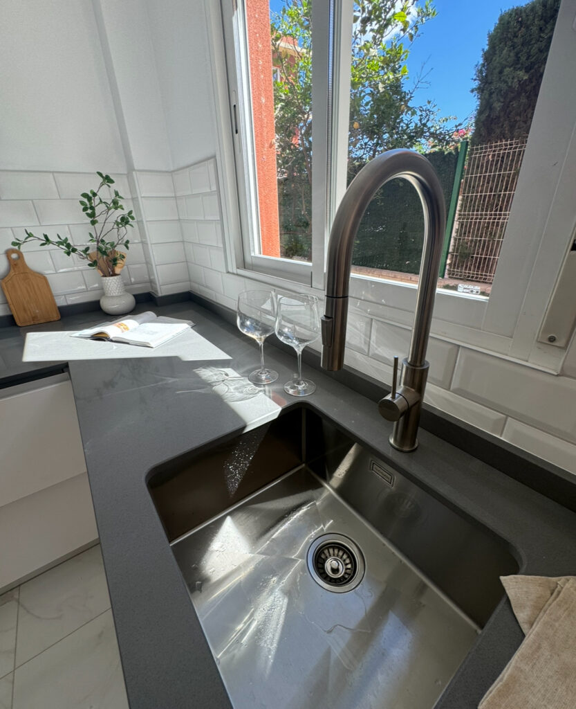 Modern Design in Orihuela Costa: IQ Kitchens Installs a Stylish White Kitchen Recently IQ Kitchens works