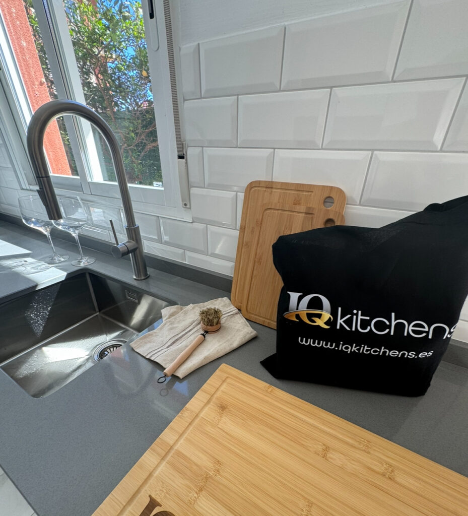 Modern Design in Orihuela Costa: IQ Kitchens Installs a Stylish White Kitchen Recently IQ Kitchens works