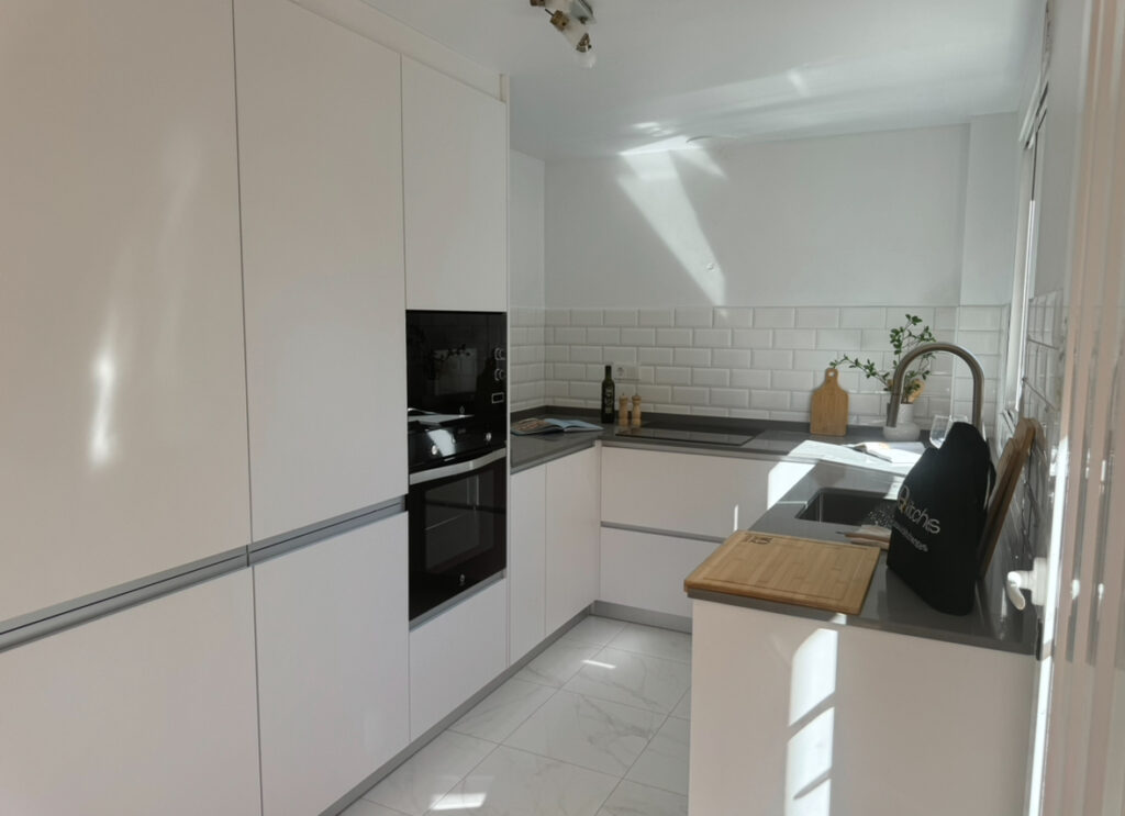 Modern Design in Orihuela Costa: IQ Kitchens Installs a Stylish White Kitchen Recently IQ Kitchens works