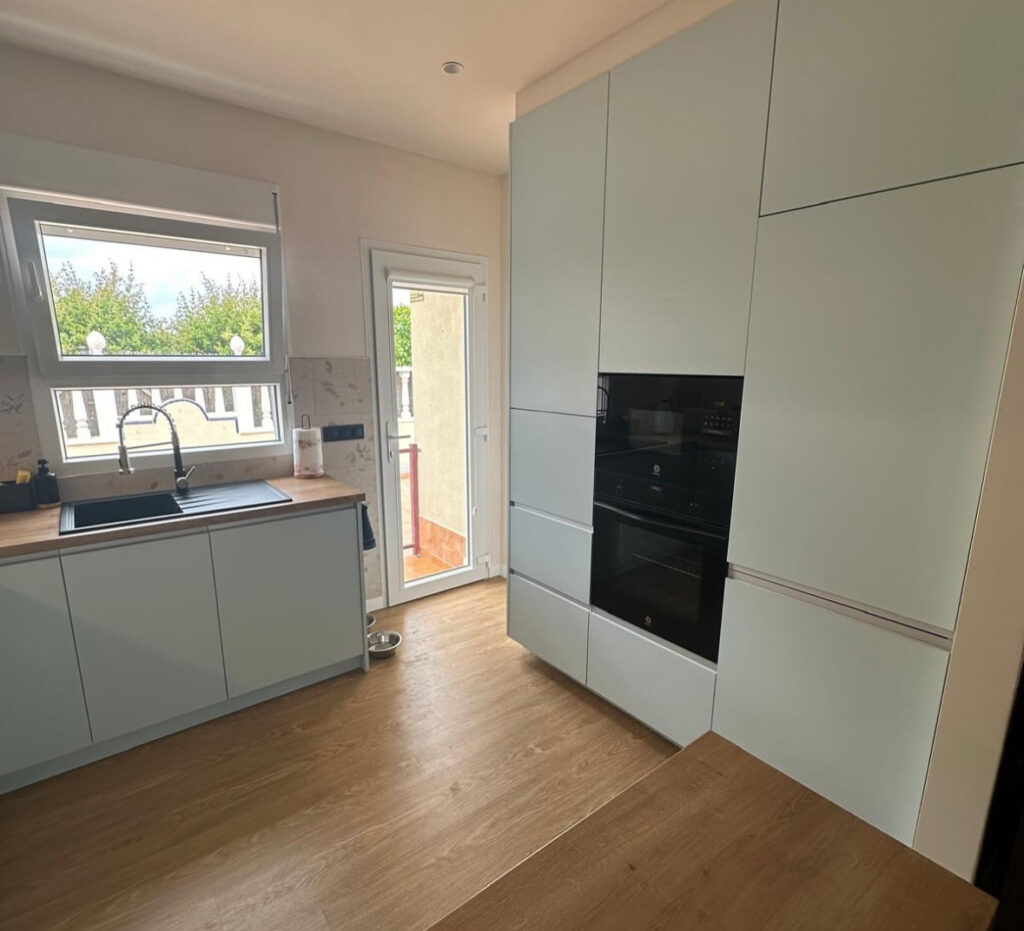 IQ Kitchens: A Modern Kitchen Designed for Comfort and Style IQ Kitchens works