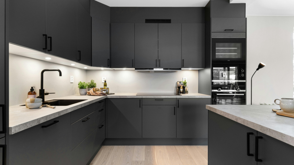 Cocina sin tiradores (gola) vs tiradores: ¿qué es más práctico y fácil de mantener? - IQ Kitchens Cocina sin tiradores (gola) vs tiradores: ¿qué es más práctico y fácil de mantener? IQ Kitchens works