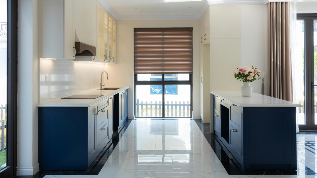 Cocina sin tiradores (gola) vs tiradores: ¿qué es más práctico y fácil de mantener? - IQ Kitchens Cocina sin tiradores (gola) vs tiradores: ¿qué es más práctico y fácil de mantener? IQ Kitchens works