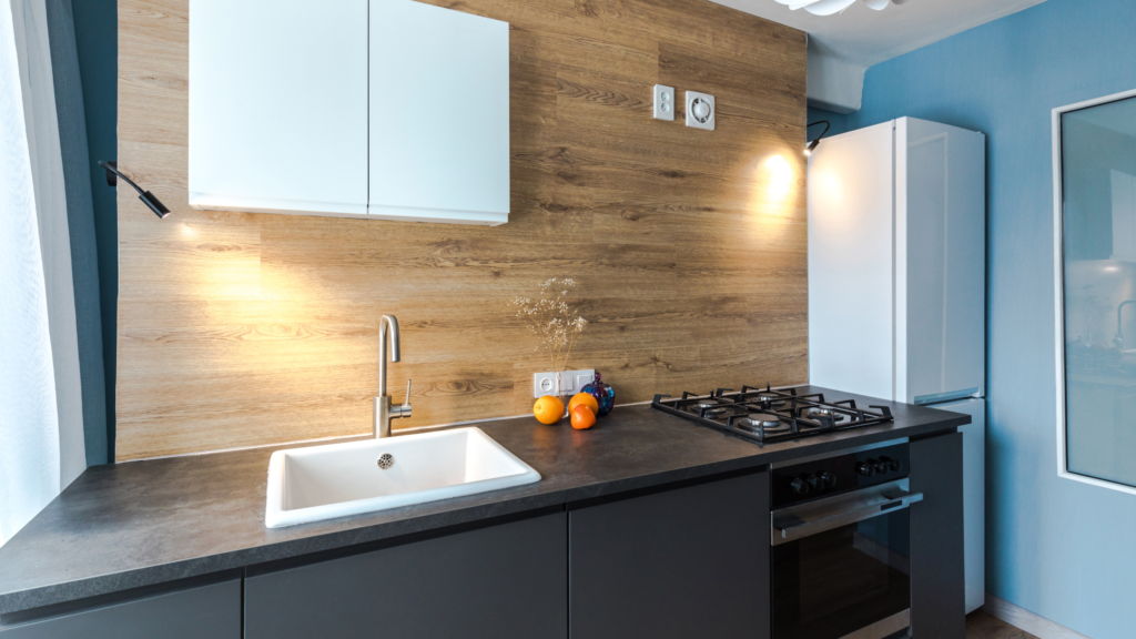Cocina sin tiradores (gola) vs tiradores: ¿qué es más práctico y fácil de mantener? - IQ Kitchens Cocina sin tiradores (gola) vs tiradores: ¿qué es más práctico y fácil de mantener? IQ Kitchens works